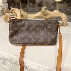 VINTAGE/AUTHENTIC LOUIS VUITTON CROSSBODY 🤍